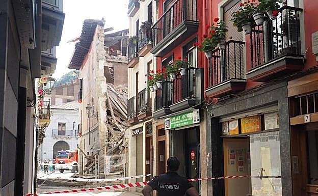 Imagen principal - Desalojados cuatro portales por el derrumbe parcial de un edificio en el centro de Elgoibar