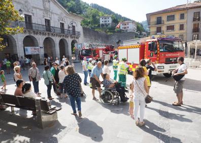 Imagen secundaria 1 - Desalojados cuatro portales por el derrumbe parcial de un edificio en el centro de Elgoibar