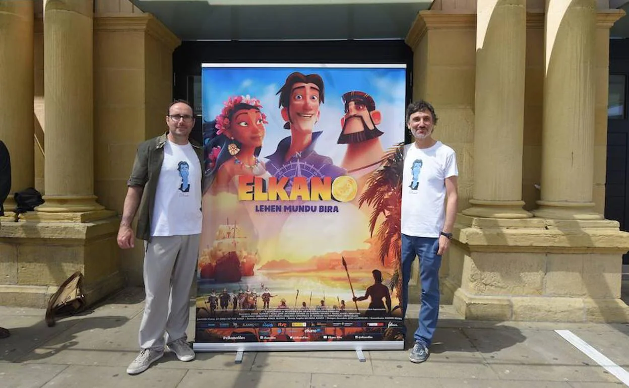 Ángel Alonso, el director, y Ricardo Ramón, el productor ejecutivo con el cartel de la película. 