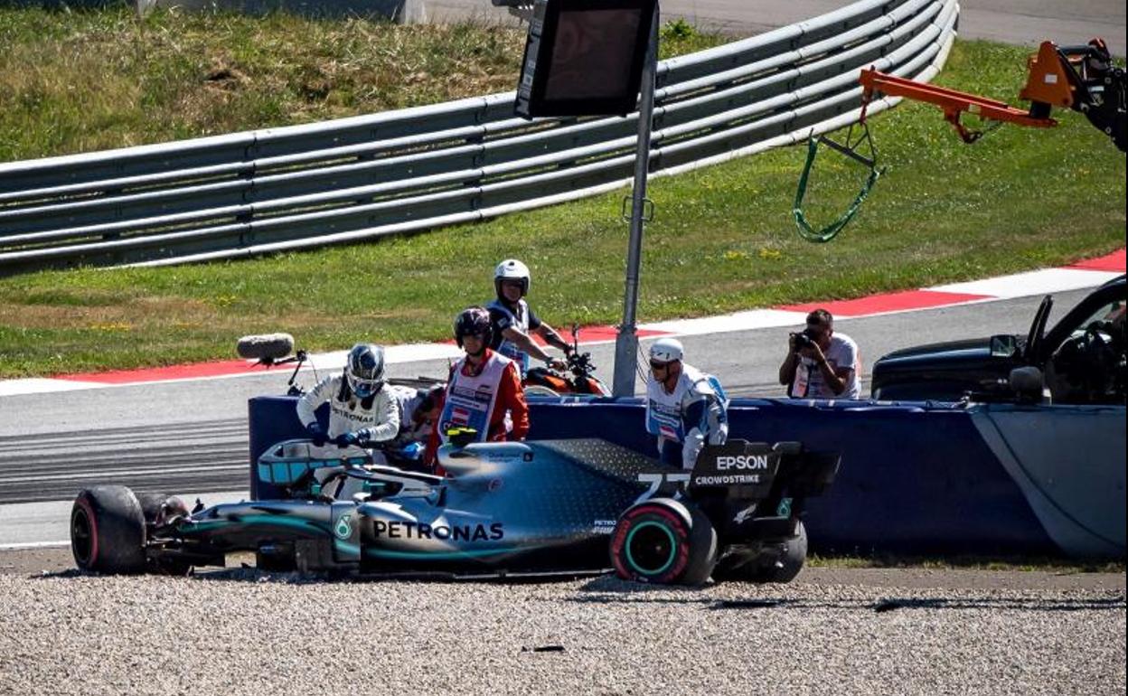 El coche de Valtteri Bottas tras el accidente en la segunda sesión de entrenamientos libres.