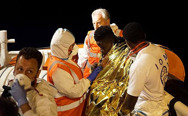 Uno de los inmigrantes que desembarcaron en Lampedusa.