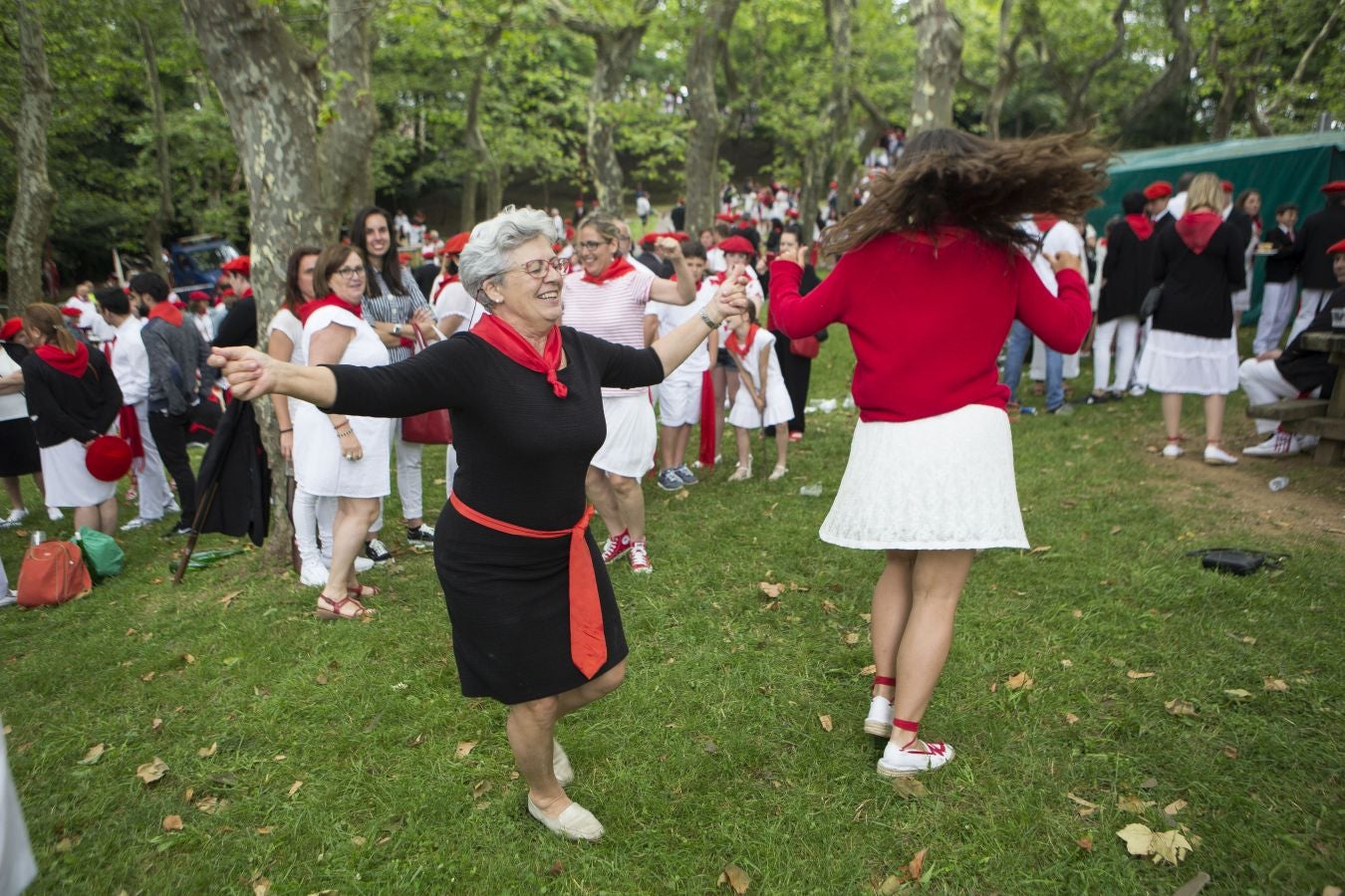 El Alarde tradicional, en su recorrido de por las calles de Irun esta tarde, integrado por 7.998 hombres y 19 cantineras.