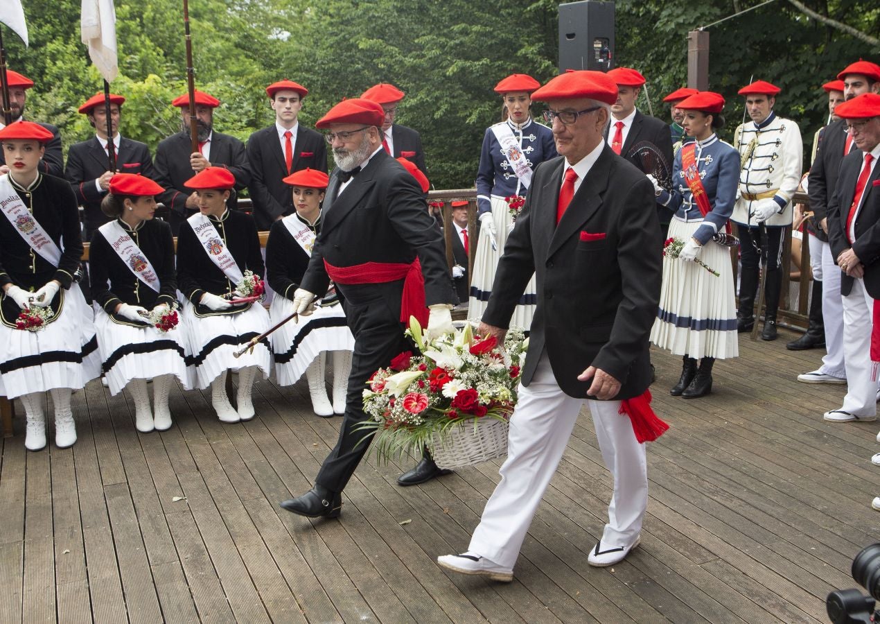 El Alarde tradicional, en su recorrido de por las calles de Irun esta tarde, integrado por 7.998 hombres y 19 cantineras.