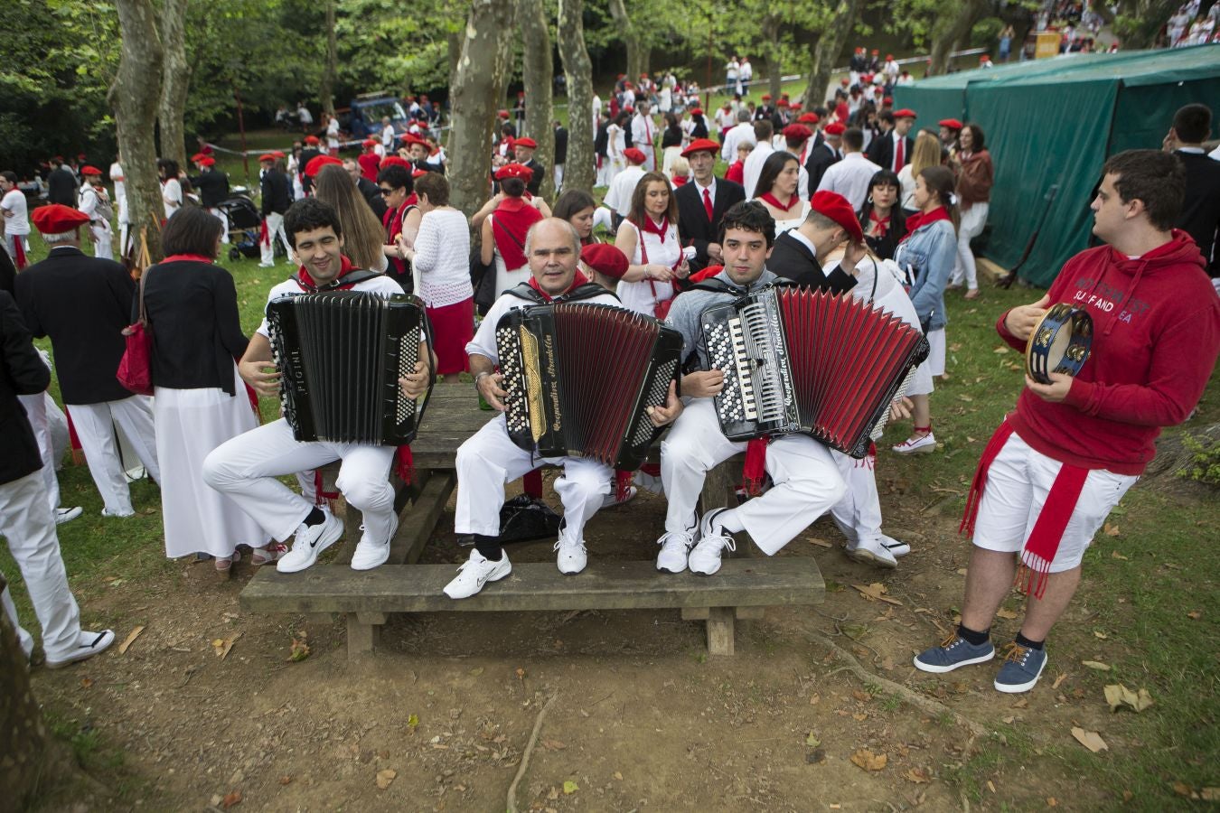 El Alarde tradicional, en su recorrido de por las calles de Irun esta tarde, integrado por 7.998 hombres y 19 cantineras.