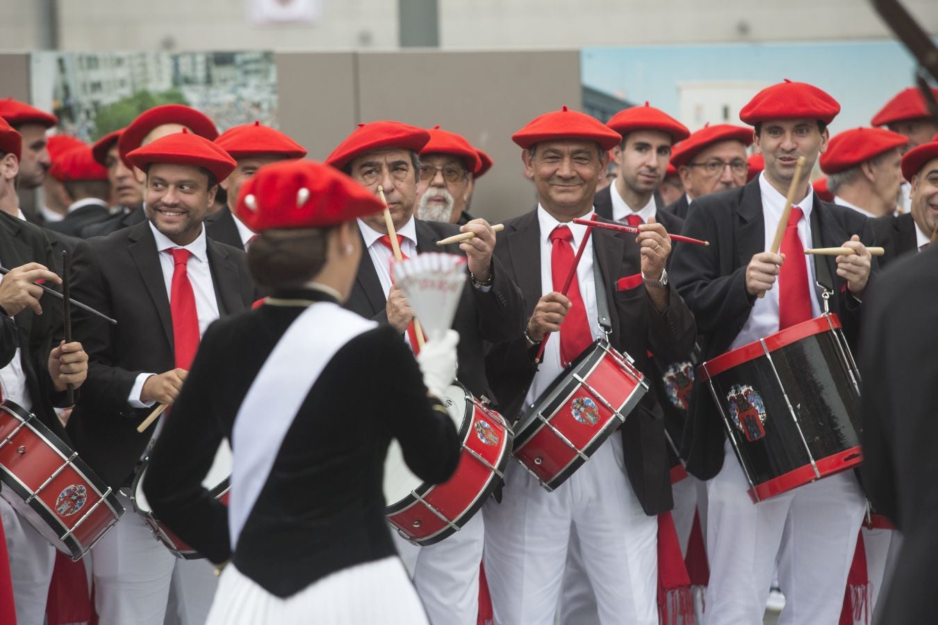 El Alarde tradicional, en su recorrido de por las calles de Irun esta tarde, integrado por 7.998 hombres y 19 cantineras.