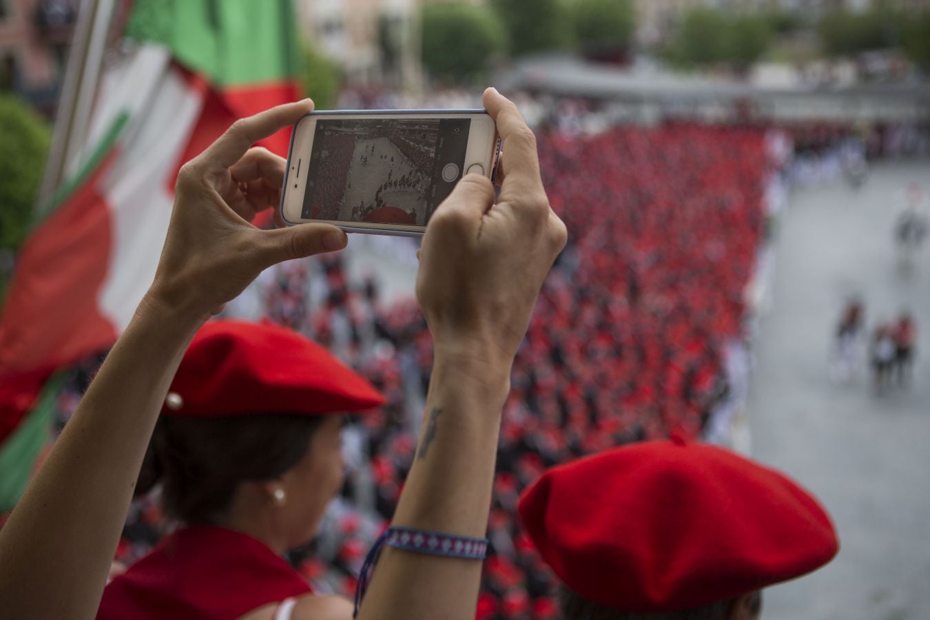 El Alarde tradicional, en su recorrido de por las calles de Irun esta tarde, integrado por 7.998 hombres y 19 cantineras.