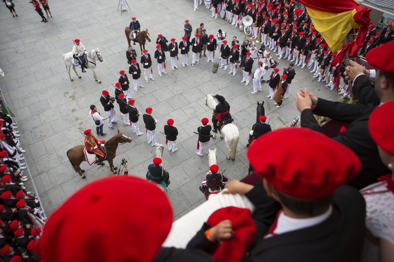 El Alarde tradicional, en su recorrido de por las calles de Irun esta tarde, integrado por 7.998 hombres y 19 cantineras.