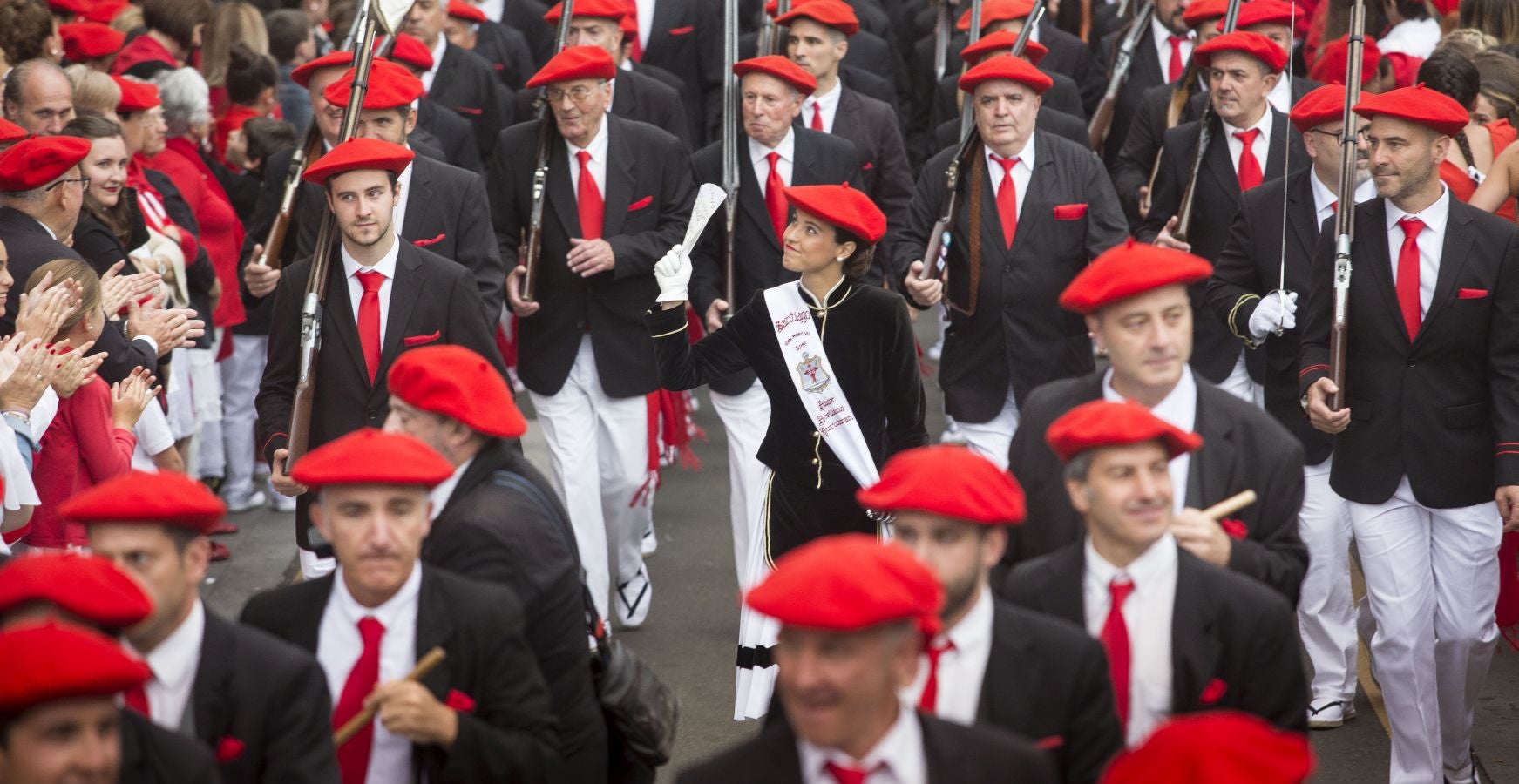 El Alarde tradicional, en su recorrido de por las calles de Irun esta tarde, integrado por 7.998 hombres y 19 cantineras.