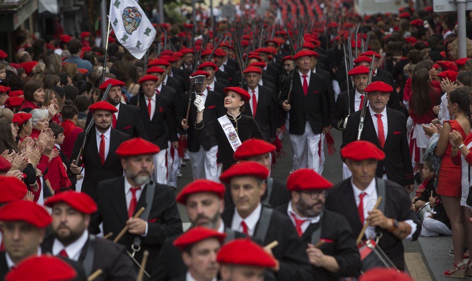 El Alarde tradicional, en su recorrido de por las calles de Irun esta tarde, integrado por 7.998 hombres y 19 cantineras.
