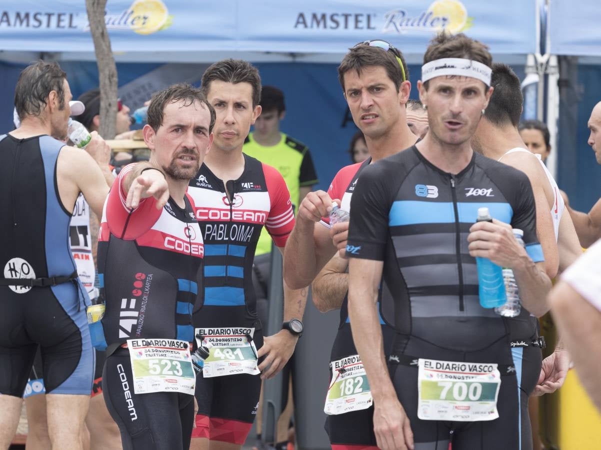 Más de 500 participantes han completado este triatlón donostiarra.