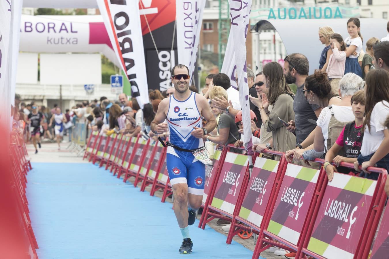 Más de 500 participantes han completado este triatlón donostiarra.