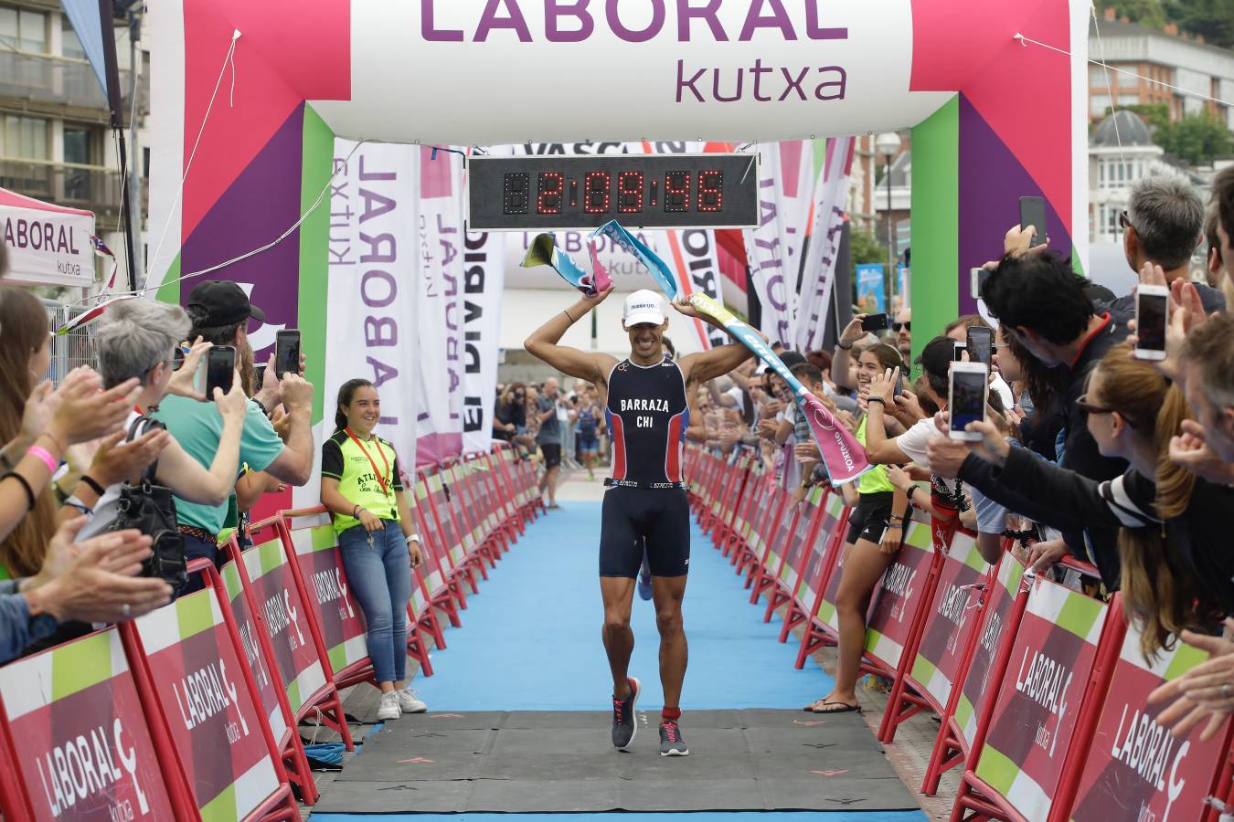 Más de 500 participantes han completado este triatlón donostiarra.
