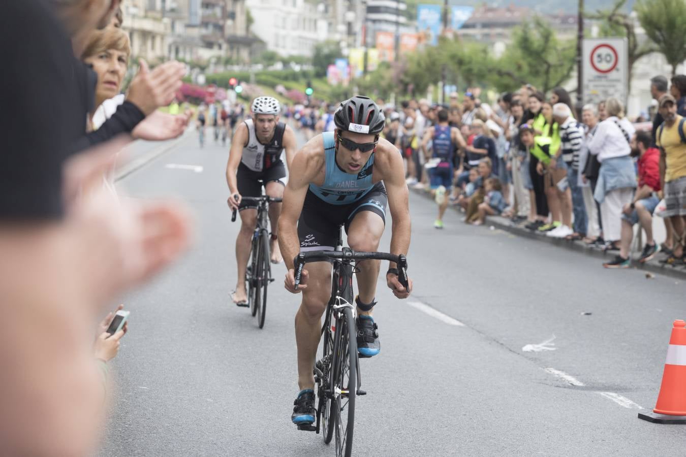 Más de 500 participantes han completado este triatlón donostiarra.