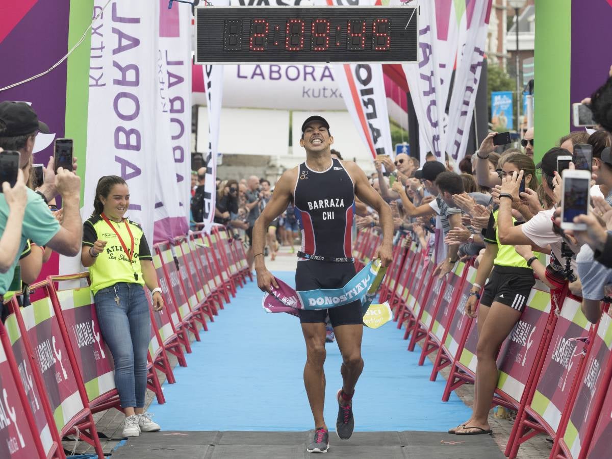 Más de 500 participantes han completado este triatlón donostiarra.