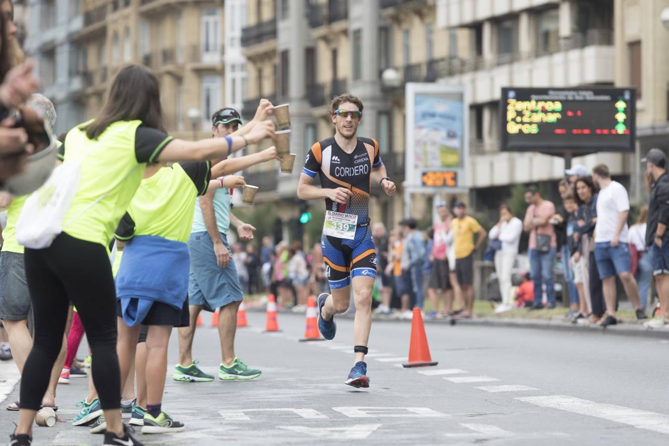 Más de 500 participantes han completado este triatlón donostiarra.
