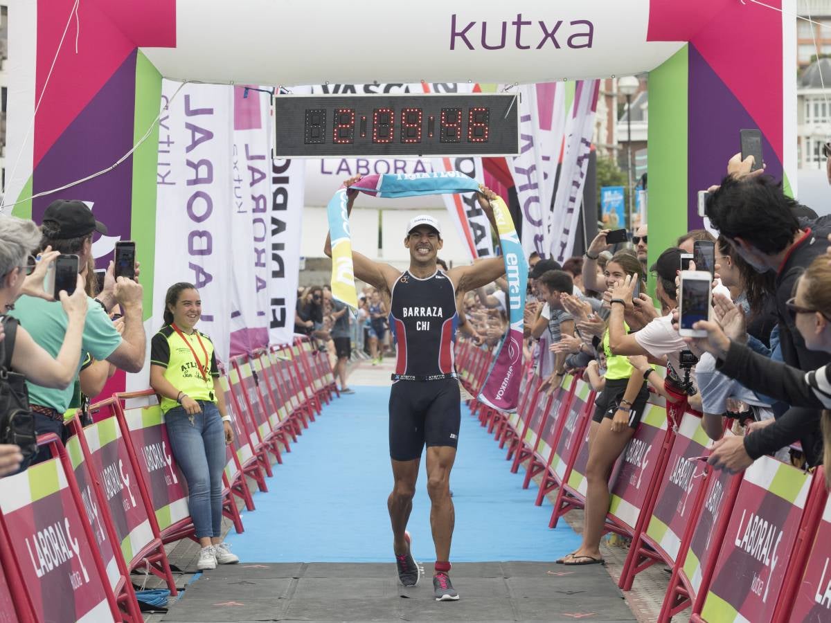 Más de 500 participantes han completado este triatlón donostiarra.
