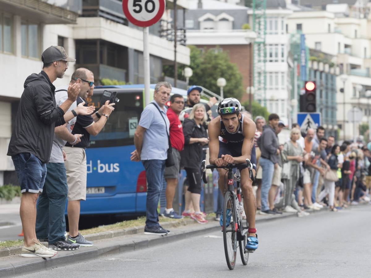 Más de 500 participantes han completado este triatlón donostiarra.