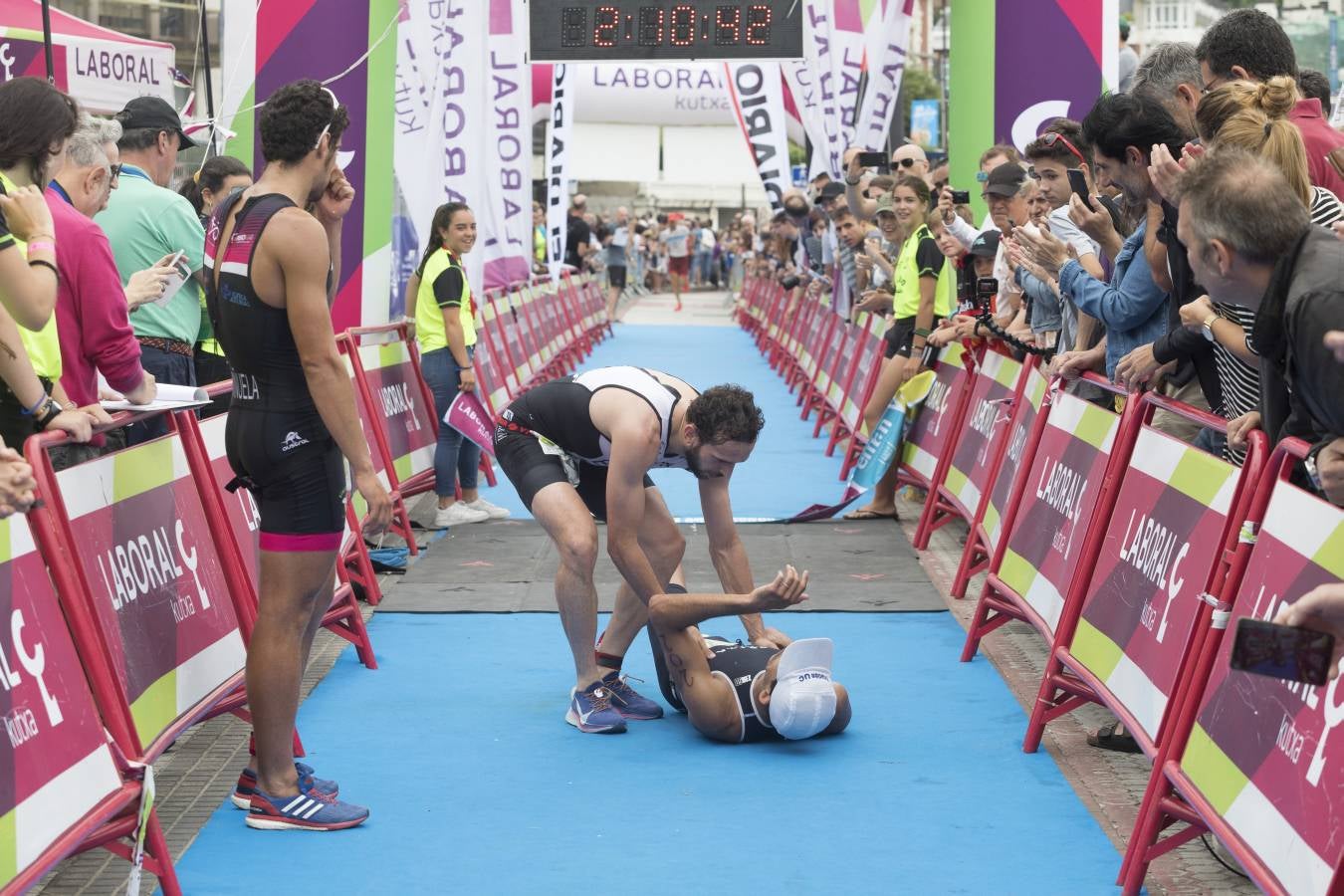 Más de 500 participantes han completado este triatlón donostiarra.