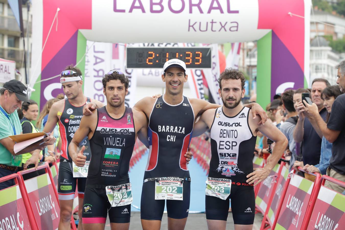 Más de 500 participantes han completado este triatlón donostiarra.