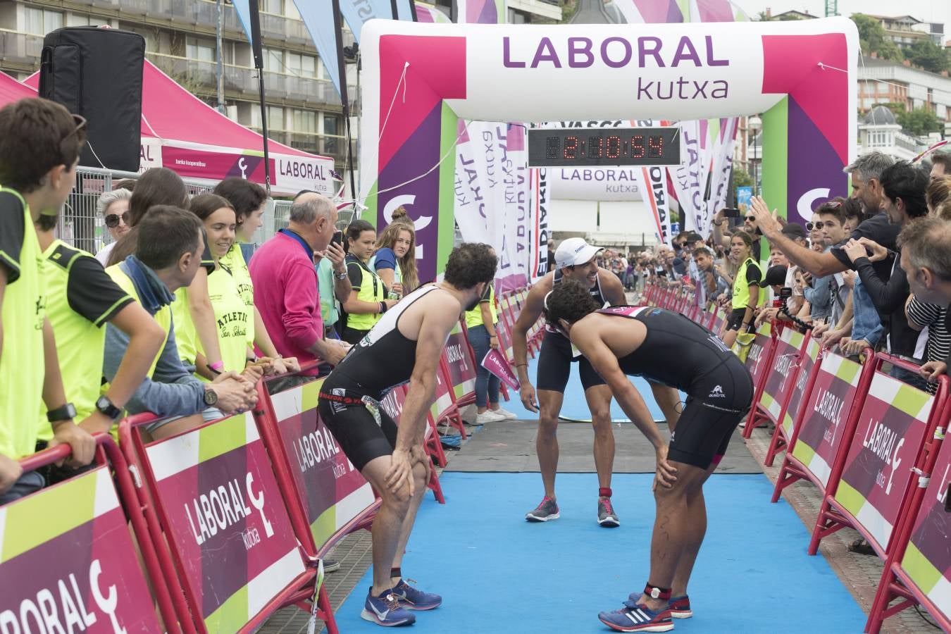 Más de 500 participantes han completado este triatlón donostiarra.