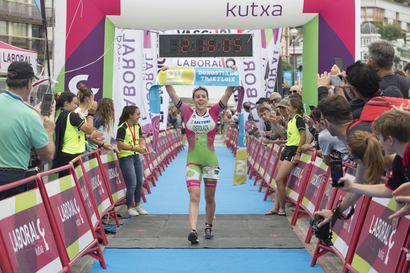 Más de 500 participantes han completado este triatlón donostiarra.