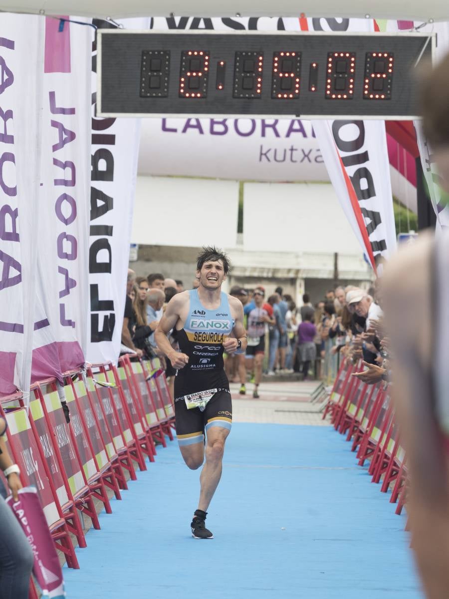 Más de 500 participantes han completado este triatlón donostiarra.