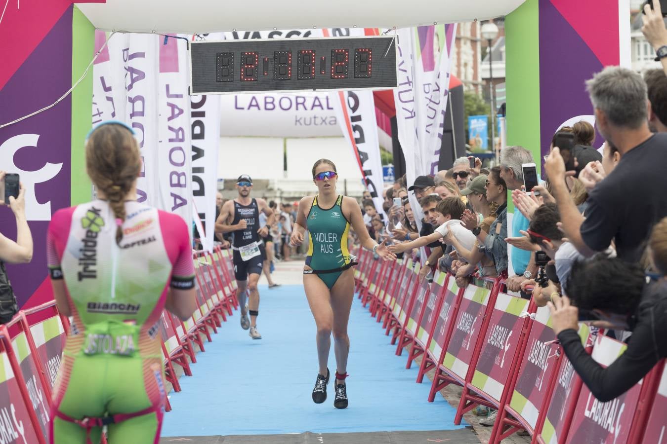 Más de 500 participantes han completado este triatlón donostiarra.