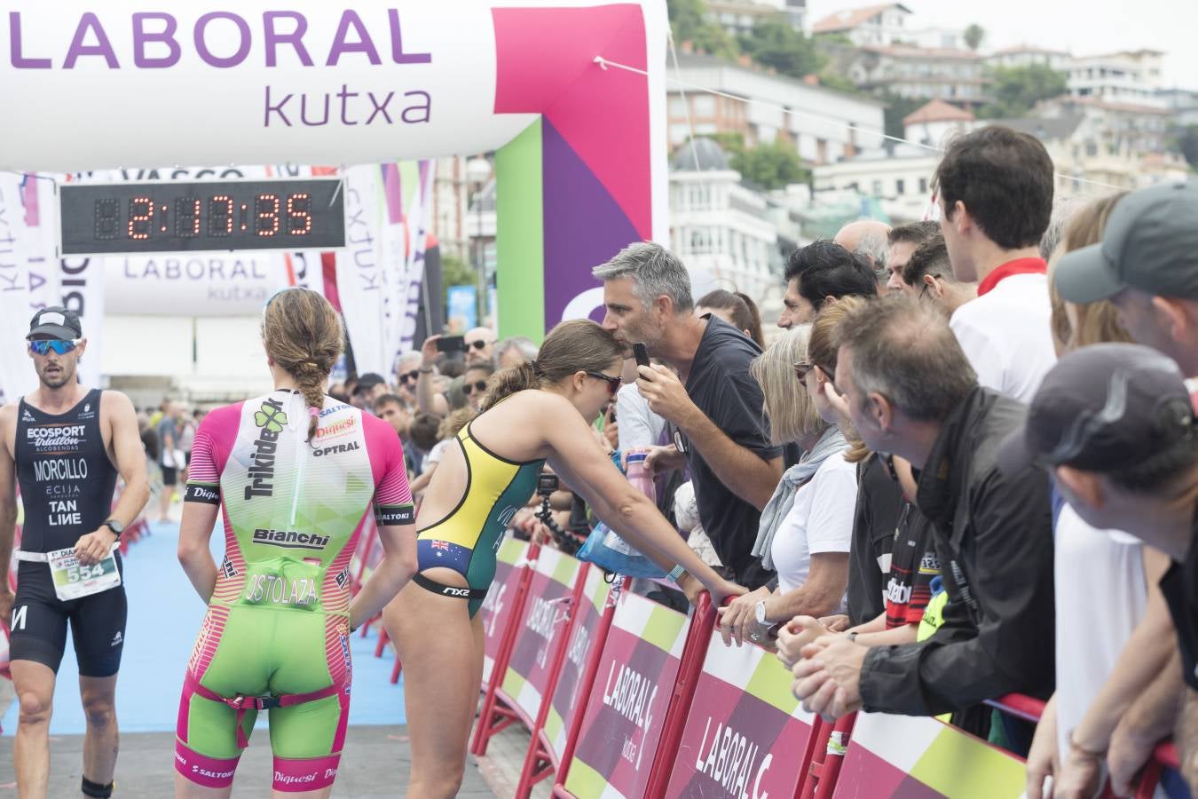 Más de 500 participantes han completado este triatlón donostiarra.