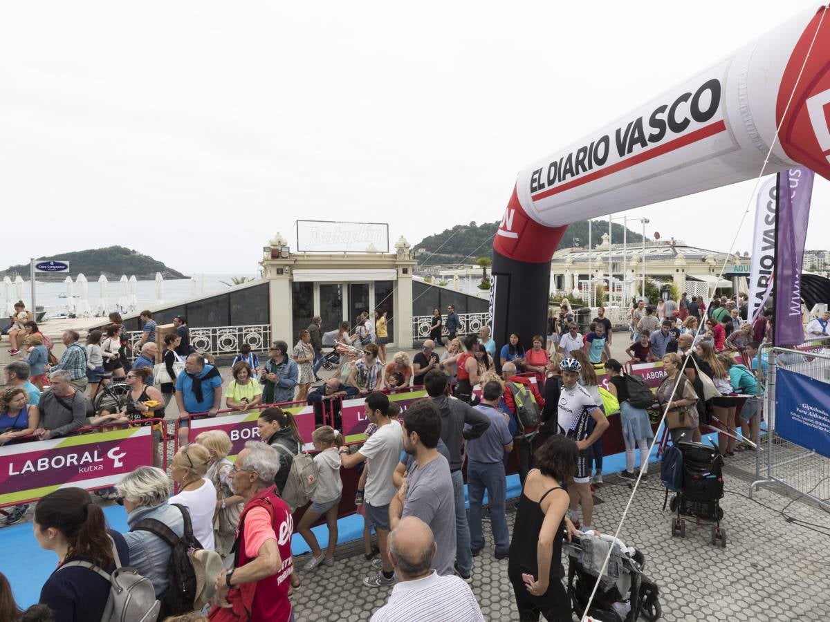 Más de 500 participantes han completado este triatlón donostiarra.