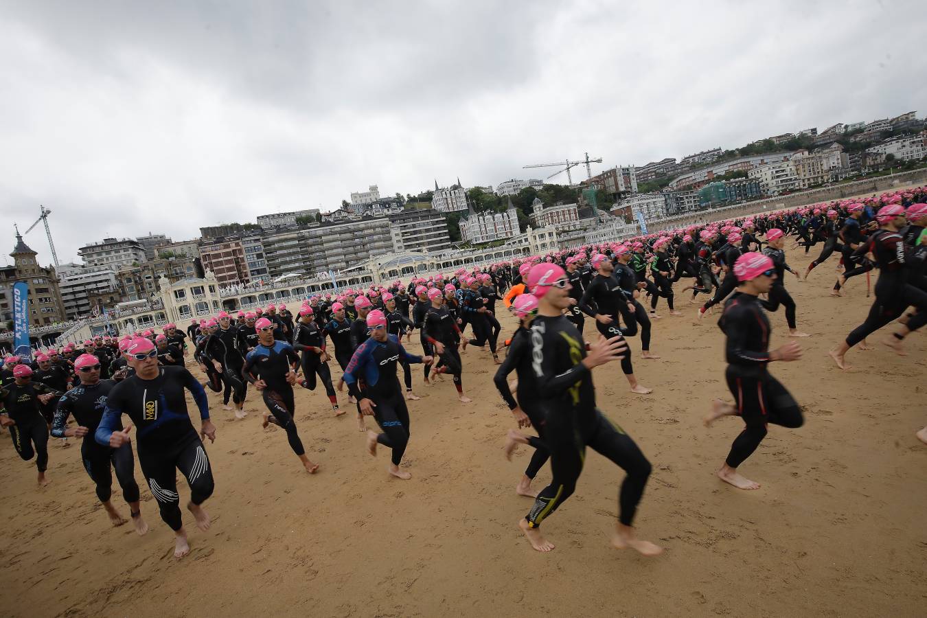 Más de 500 participantes han completado este triatlón donostiarra.