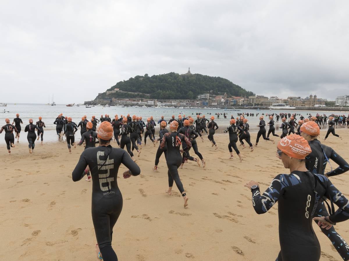 Más de 500 participantes han completado este triatlón donostiarra.