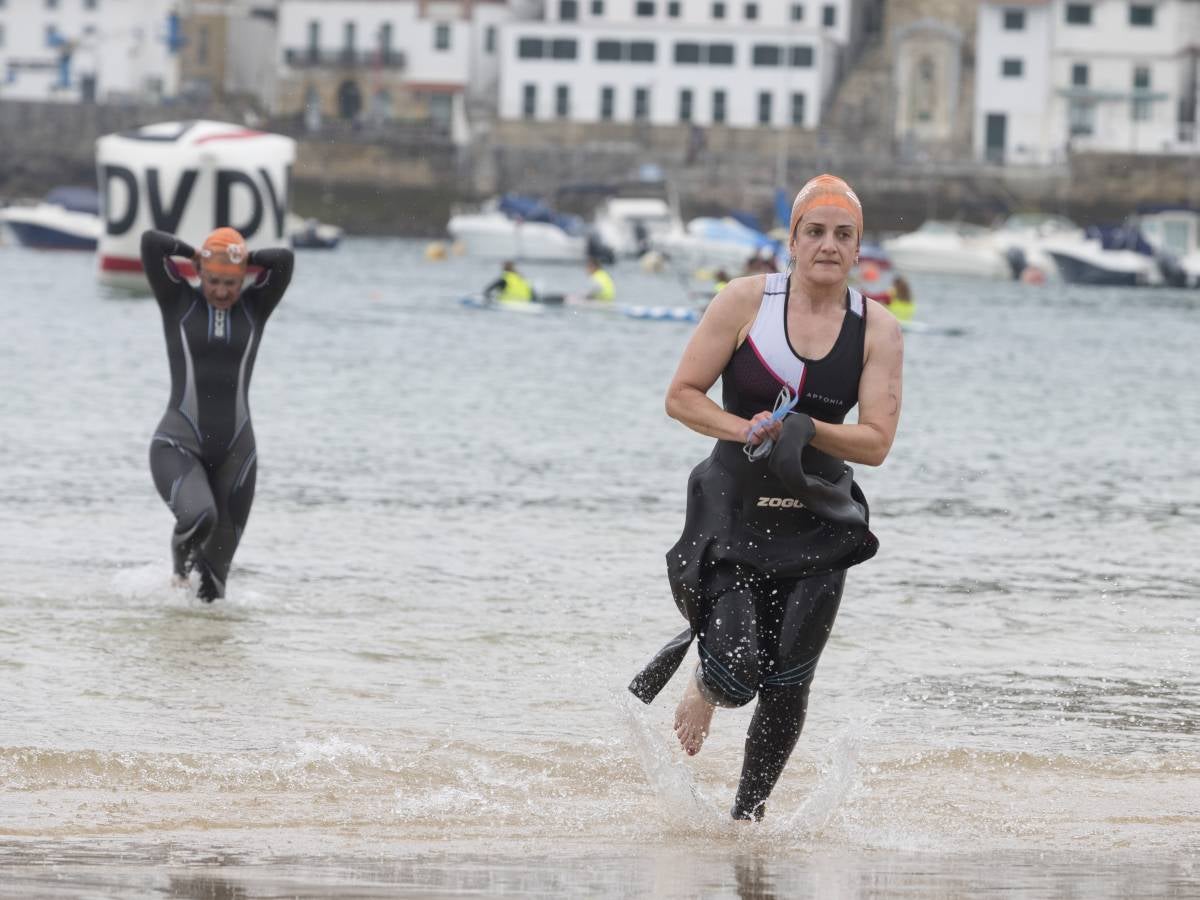 Más de 500 participantes han completado este triatlón donostiarra.