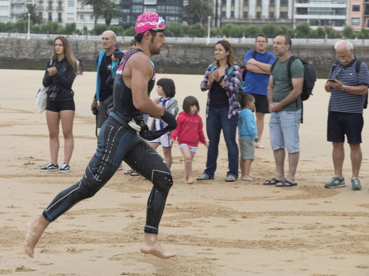 Más de 500 participantes han completado este triatlón donostiarra.