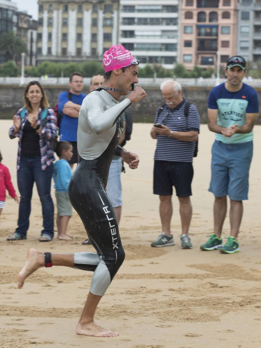 Más de 500 participantes han completado este triatlón donostiarra.