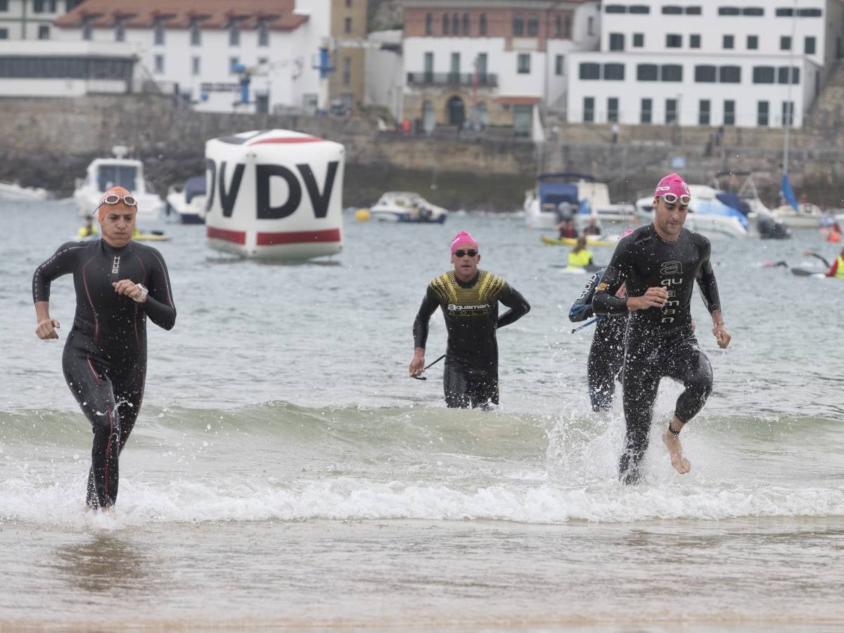 Más de 500 participantes han completado este triatlón donostiarra.