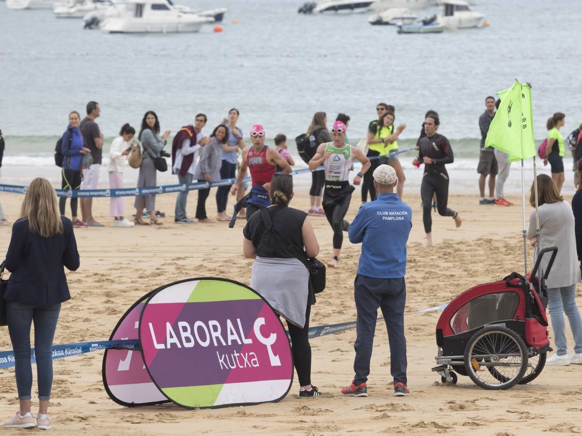 Más de 500 participantes han completado este triatlón donostiarra.