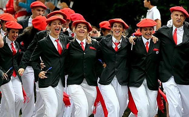 Soldados de la Compañía Olaberria saltan con su capitán, Xabier Mtz. de Antoñana, en la bajada a la iglesia