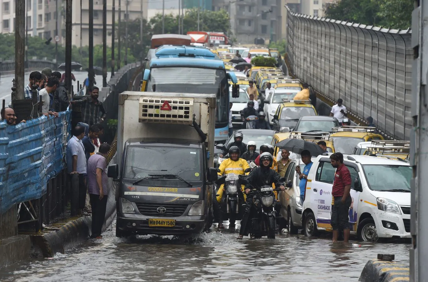 La India vive su época de monzón. En unos minutos, las calle de Bombay se inundaron como consecuencia de una fuerte tromba de agua