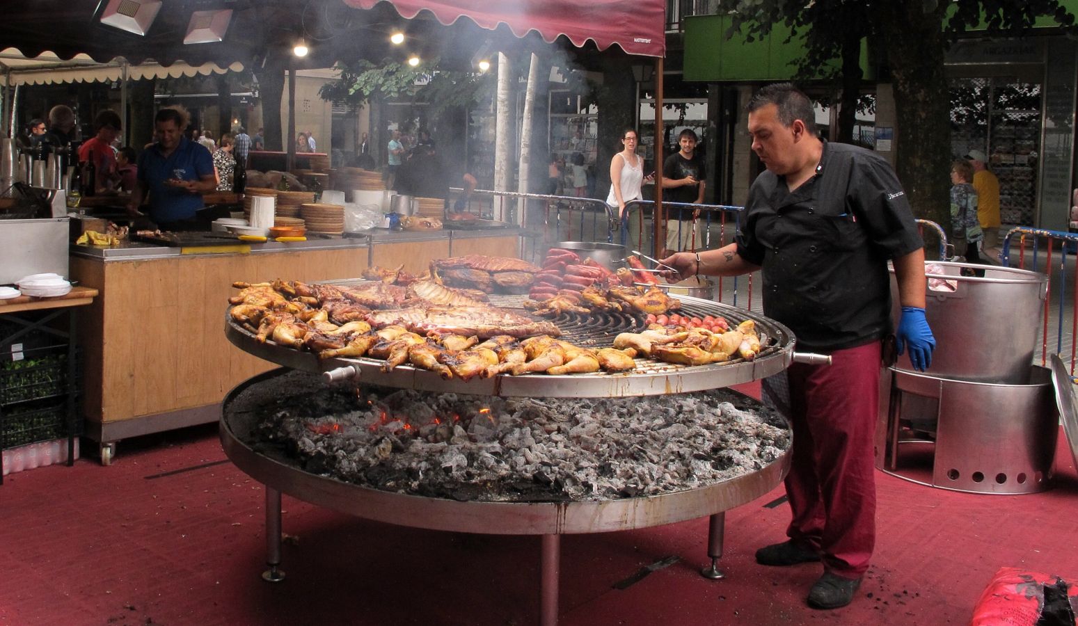 La semana cultural, folclórica y gastronómica gallega lleno las calles de Errenteria de los aromas de las tradicionales recetas gallegas como el pulpo a feira.