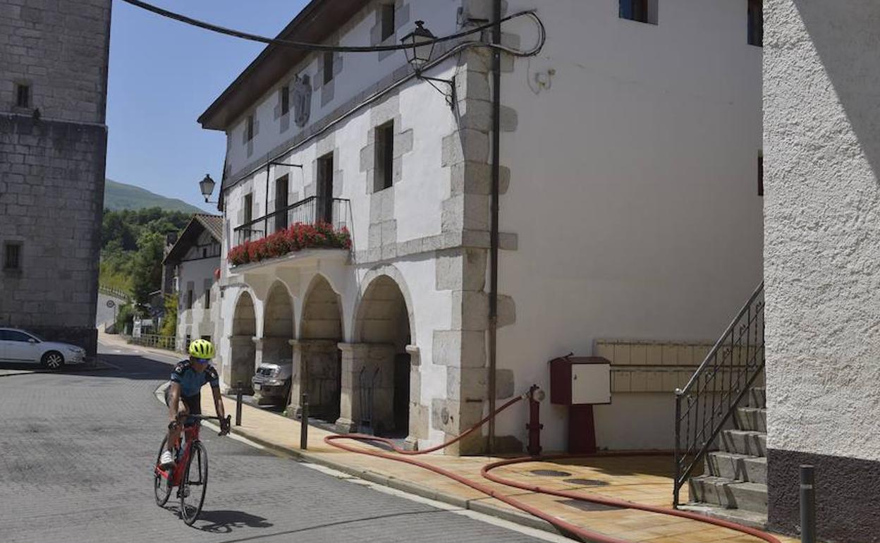 Un ciclista circula por delante del ayuntamiento de Abaltzisketa.