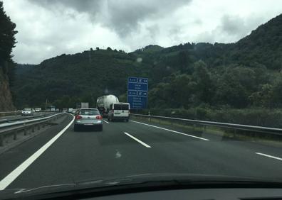 Imagen secundaria 1 - Cinco heridos, entre ellos una mujer con lesiones graves y una niña, al volcar una furgoneta en Urretxu