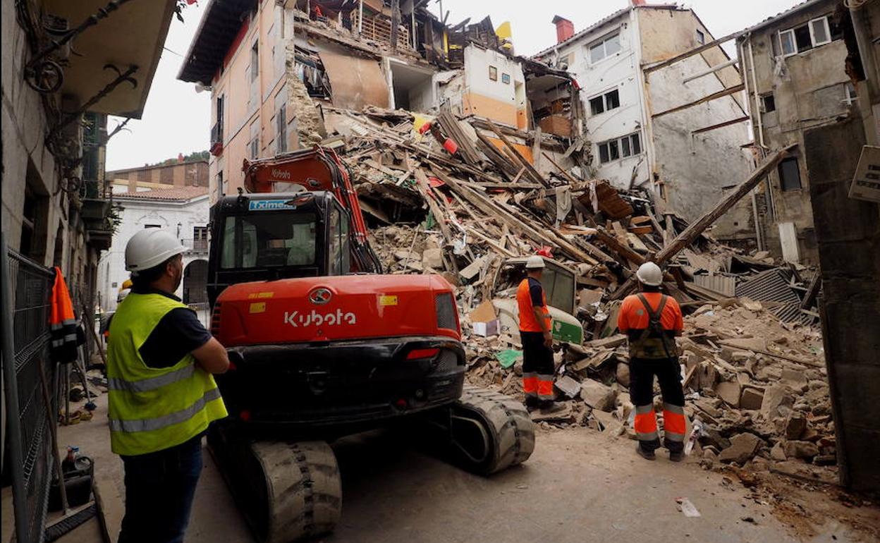 Operarios, durante las labores de retirada de material de desechotras el derrumbe.