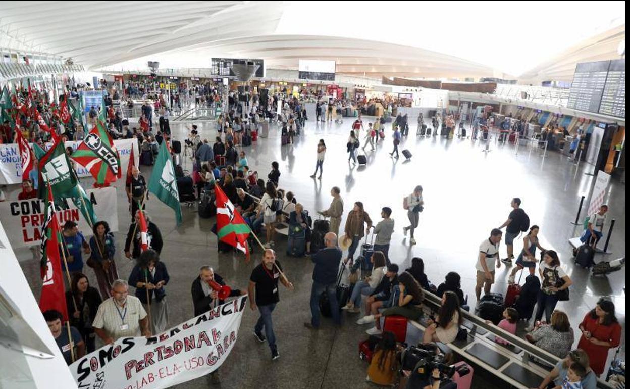 La huelga en el aeropuerto de Loiu causa la cancelación de 20 vuelos