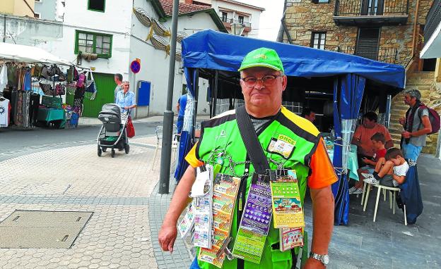 Paco Díaz lleva desde 2005 vendiendo cupones y boletos en las calles de Orio. En la imagen, ayer delante del Xixario. 