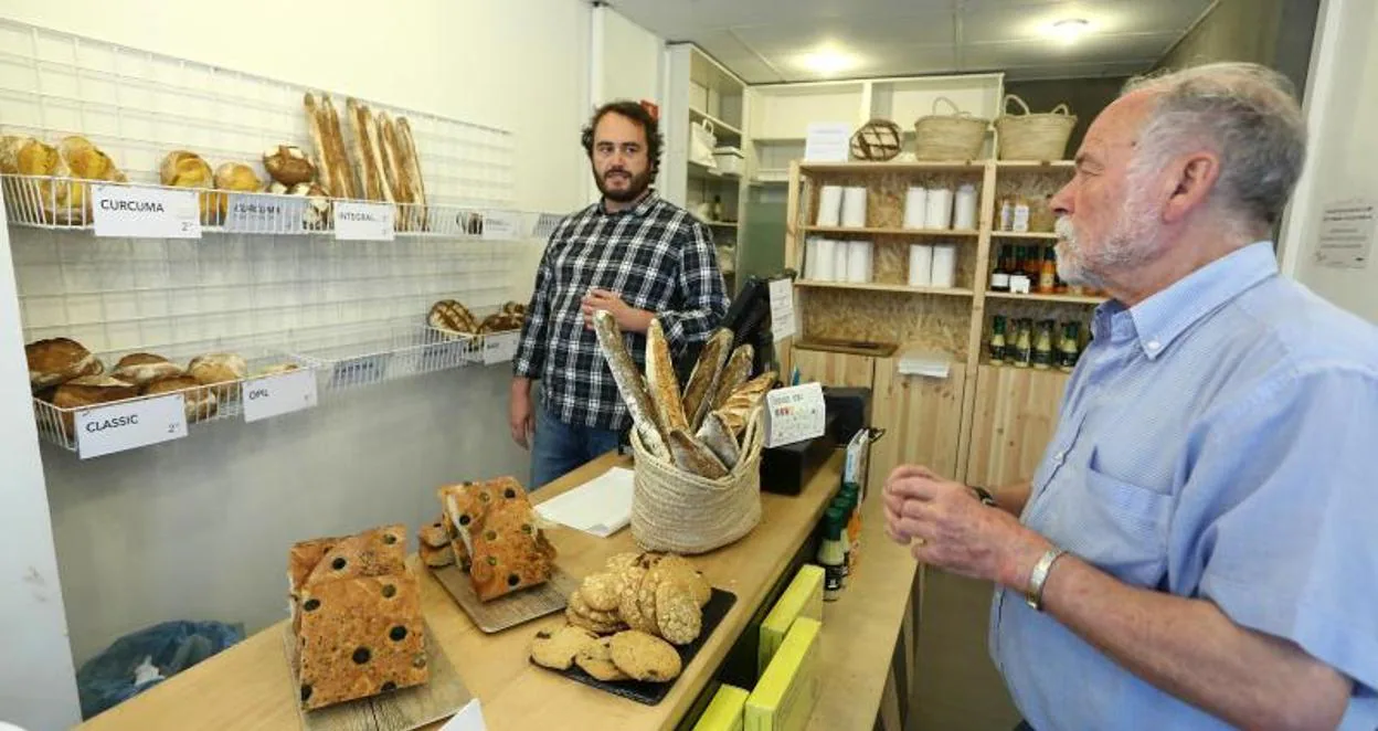 Xabier de la Maza, en el local de The Loaf Bakery de Errenteria, conversa con un cliente sobre las novedades que supone la nueva normativa.