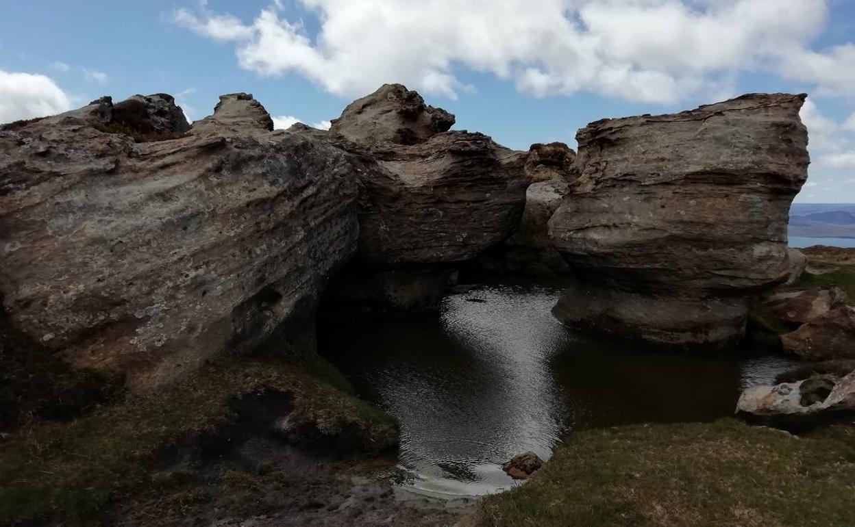 Sierra de Peñas Gordas y una pequeña laguna