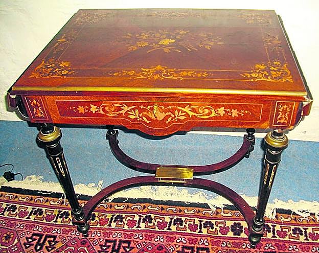 La mesa de la firma con la placa explicativa entre sus patas.