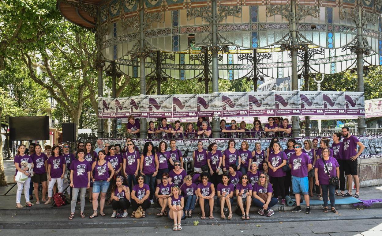 Las trabajadoras se han instalado en el Boulevard de San Sebastián, con pancartas y camisetas reivindicativas.
