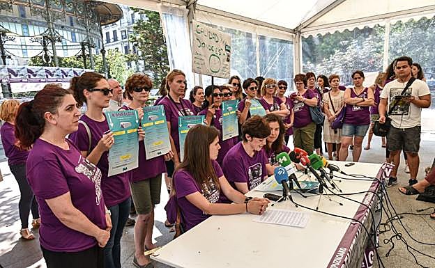 Imagen principal - Las trabajadoras se han concentrado en Donostia.