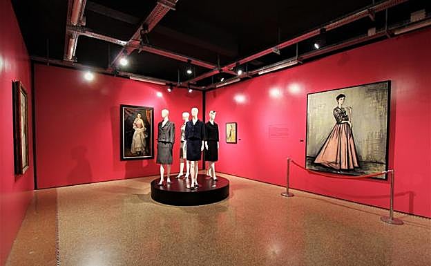 'El siglo de Balenciaga' triunfa en Baiona antes de viajar el próximo año a Moscú